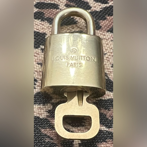 Authentic LV lock and key #452. Rare! - Picture 4 of 6